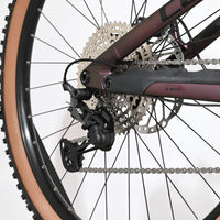Transmission arrière Shimano XT et cadre carbone violet du vélo électrique Loop Sports Cube Stereo Hybrid ONE44