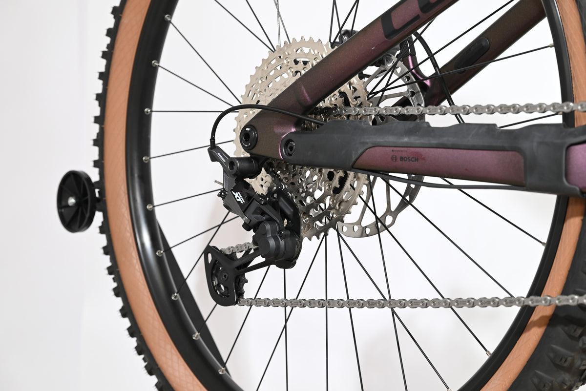 Transmission arrière Shimano XT et cadre carbone violet du vélo électrique Loop Sports Cube Stereo Hybrid ONE44