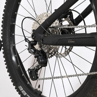 Gros plan sur la transmission arrière et le dérailleur du vélo électrique Loop Sports Cube Stereo Hybrid ONE44 EX 800