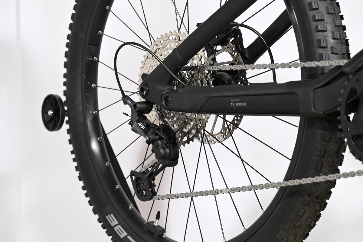 Gros plan sur la transmission arrière et le dérailleur du vélo électrique Loop Sports Cube Stereo Hybrid ONE44 EX 800