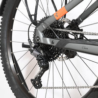 Transmission arrière Shimano Deore et moteur Bosch sur vélo électrique Loop Sports Cube Stereo Hybrid 120 Pro Allroad