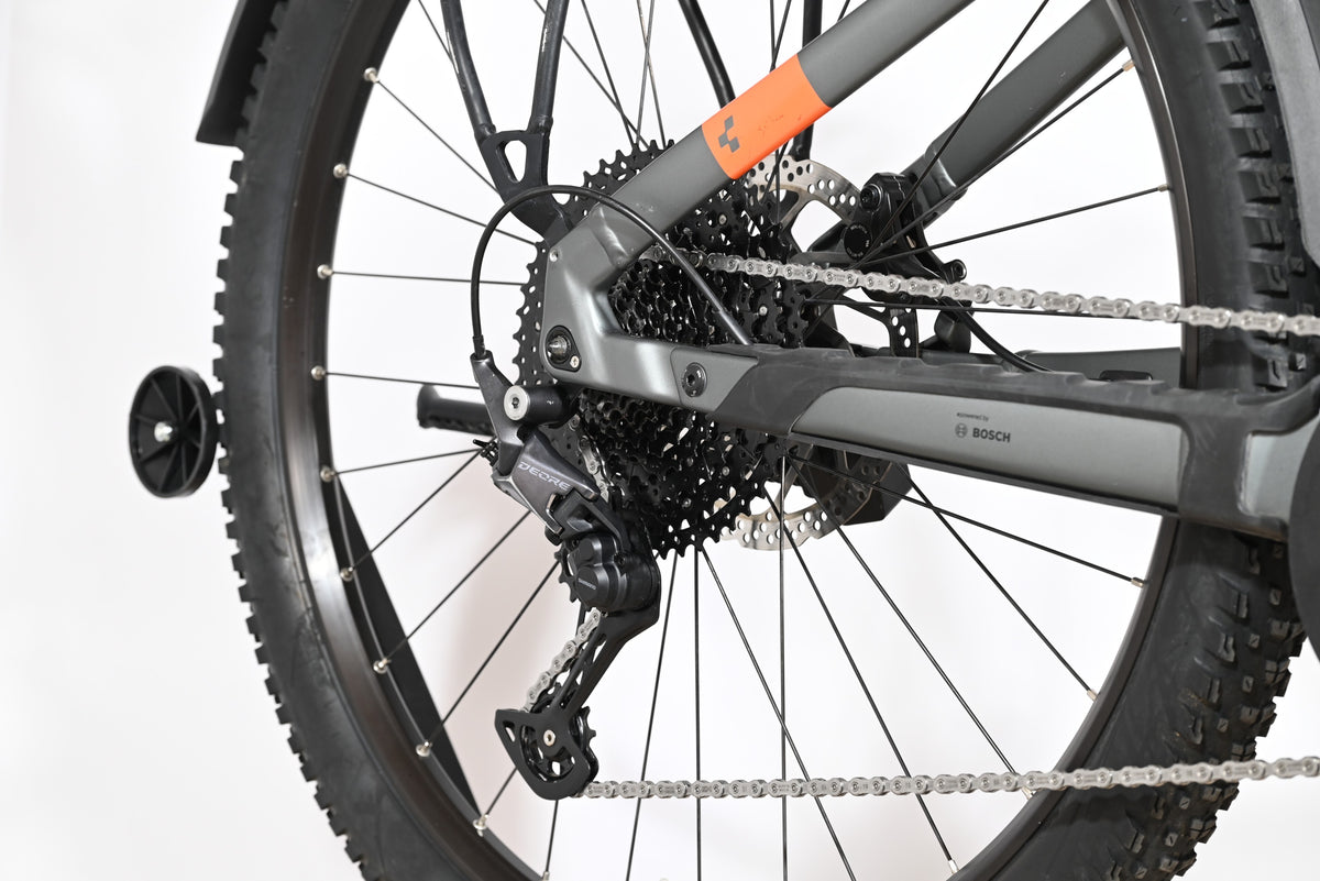 Transmission arrière Shimano Deore et moteur Bosch sur vélo électrique Loop Sports Cube Stereo Hybrid 120 Pro Allroad