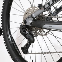 Gros plan sur la transmission Shimano XT et le cadre gris du vélo électrique Loop Sports Cube Stereo Hybrid ONE44