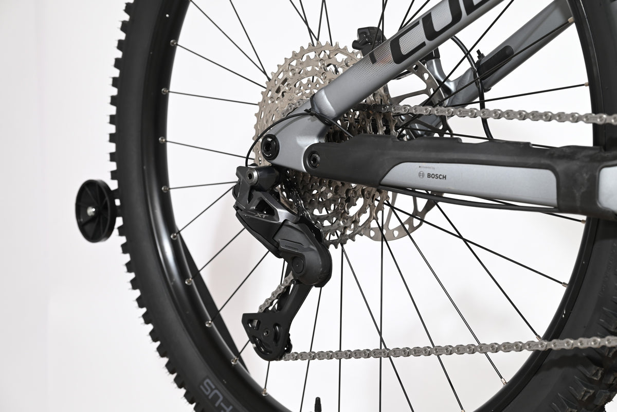 Gros plan sur la transmission Shimano XT et le cadre gris du vélo électrique Loop Sports Cube Stereo Hybrid ONE44