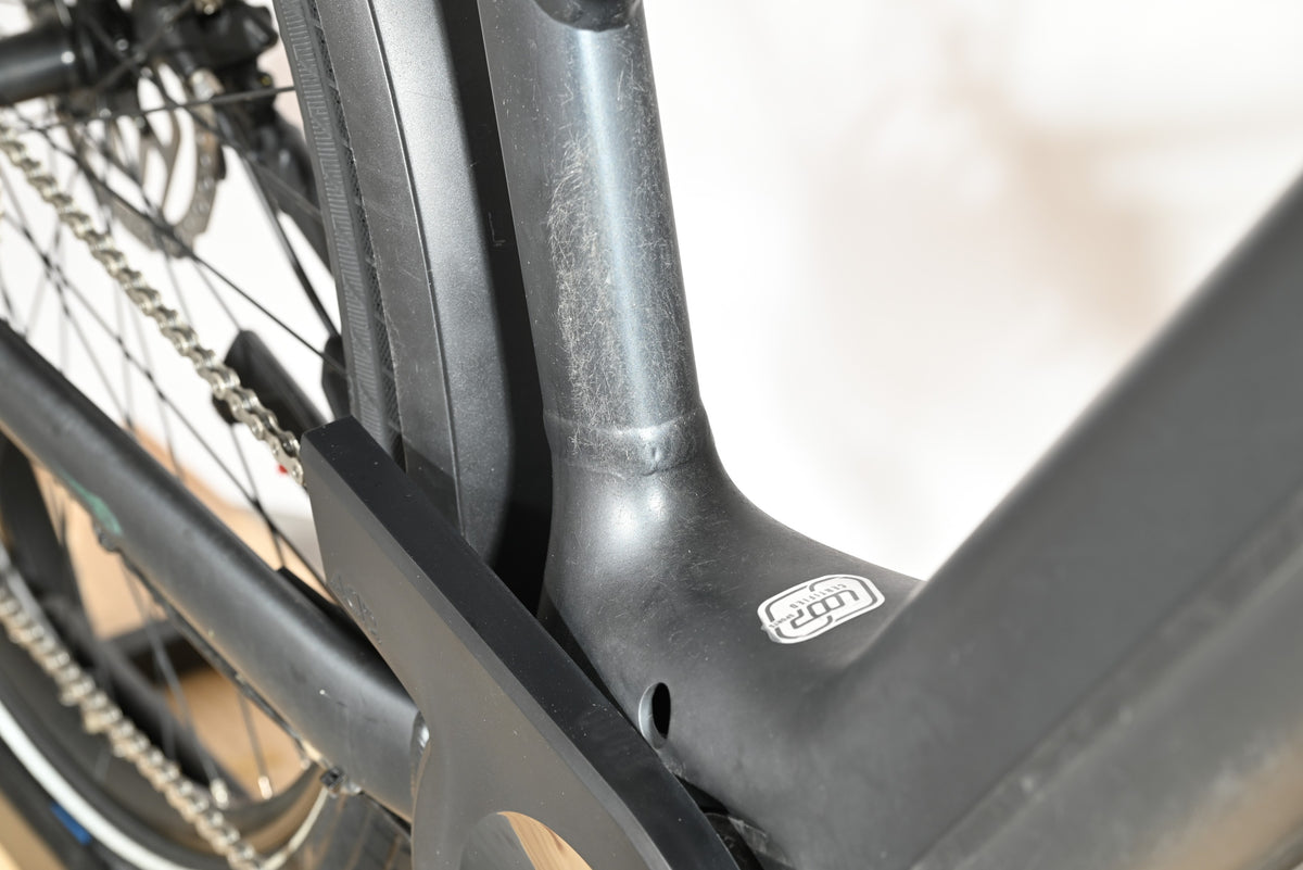 Gros plan sur le cadre noir mat d'un vélo électrique Cube Touring Hybrid ONE 500 de Loop Sports