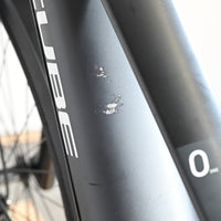 Gros plan sur le cadre noir mat d'un vélo électrique Loop Sports Cube Touring Hybrid avec des éraflures visibles