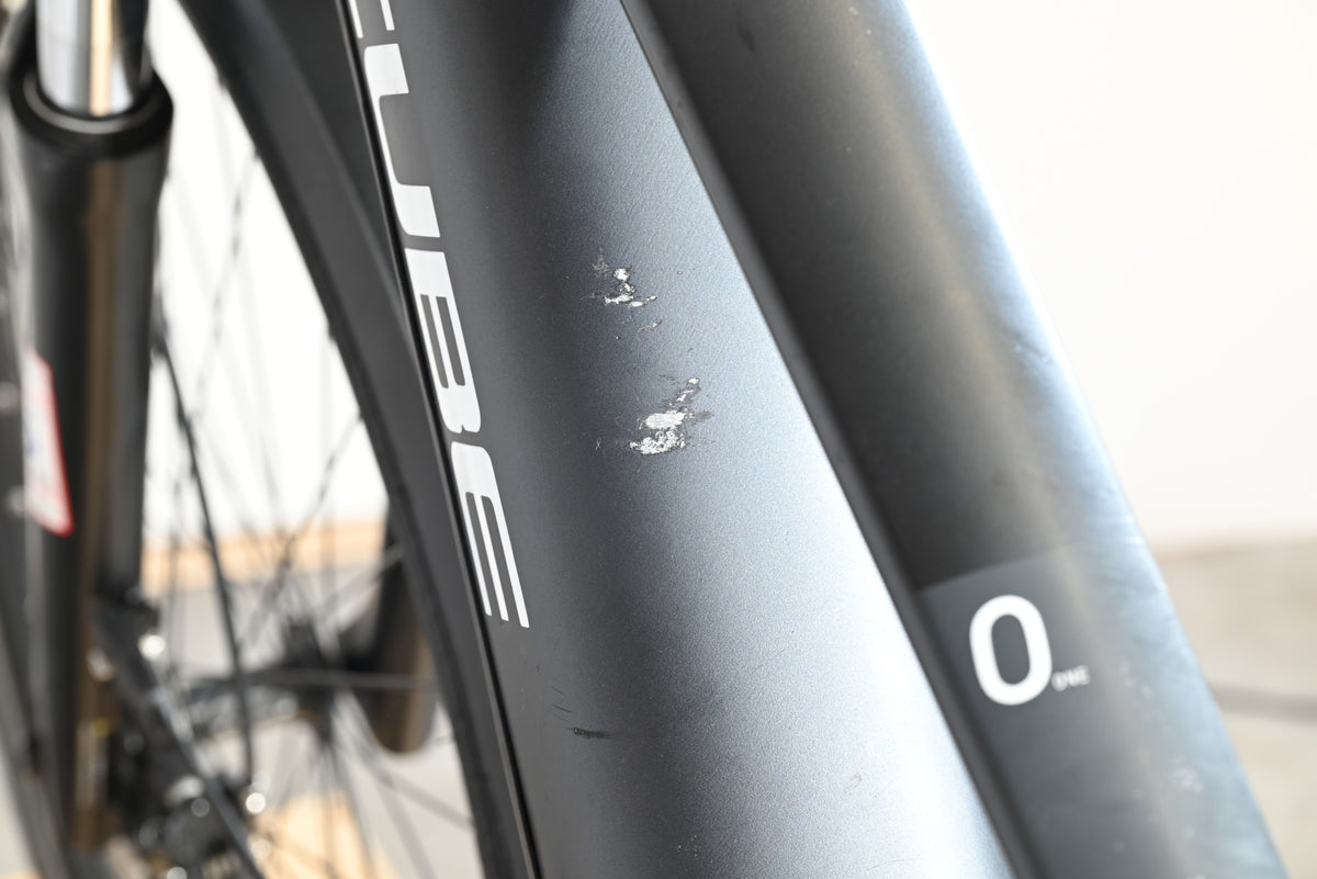 Gros plan sur le cadre noir mat d'un vélo électrique Loop Sports Cube Touring Hybrid avec des éraflures visibles