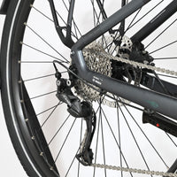 Gros plan sur la roue arrière et le dérailleur Shimano Alivio du vélo électrique Loop Sports Cube Touring Hybrid ONE
