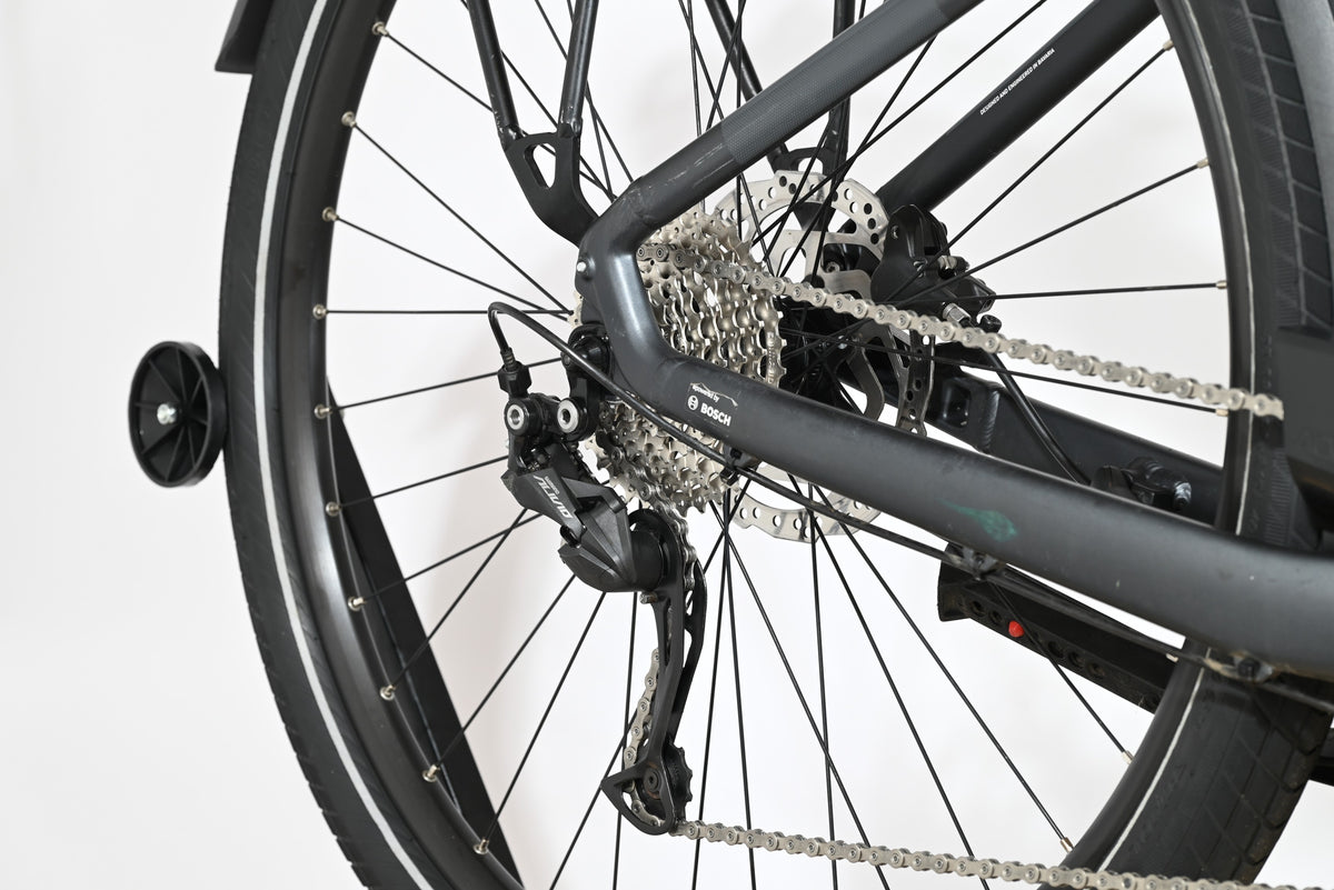 Gros plan sur la roue arrière et le dérailleur Shimano Alivio du vélo électrique Loop Sports Cube Touring Hybrid ONE