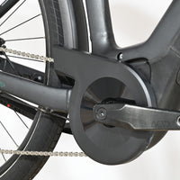 Gros plan sur le pédalier et le carter de chaîne noir d'un vélo électrique Cube Touring Hybrid ONE 500 Loop Sports