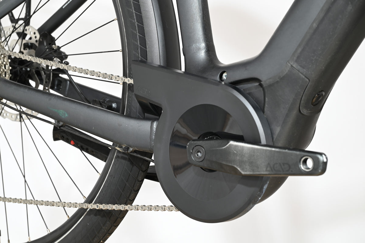 Gros plan sur le pédalier et le carter de chaîne noir d'un vélo électrique Cube Touring Hybrid ONE 500 Loop Sports