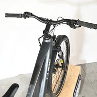 Vue plongeante sur le guidon et le cadre noir du vélo électrique Loop Sports Cube Touring Hybrid ONE 500