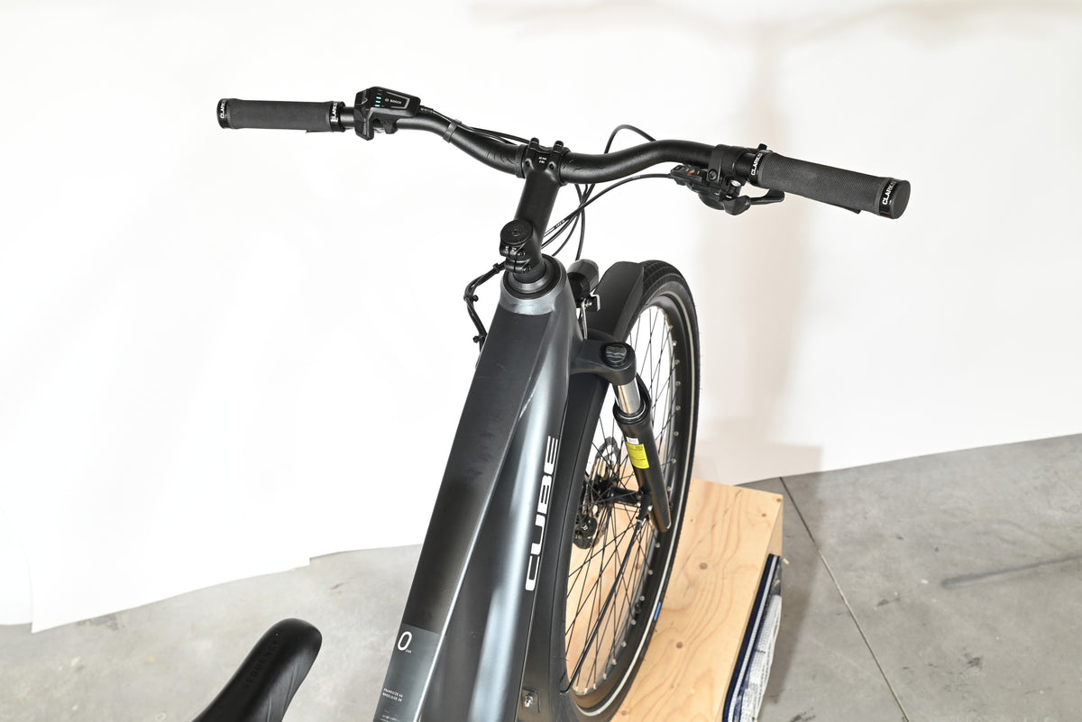 Vue plongeante sur le guidon et le cadre noir du vélo électrique Loop Sports Cube Touring Hybrid ONE 500
