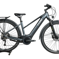 Vélo électrique Cube Touring Hybrid ONE 500 gris de Loop Sports avec cadre ouvert, porte-bagages et garde-boue