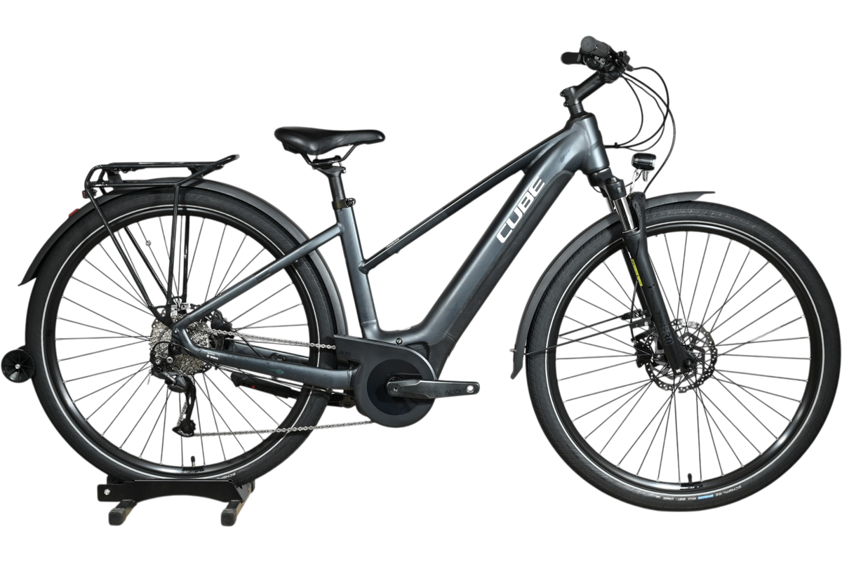 Vélo électrique Cube Touring Hybrid ONE 500 gris de Loop Sports avec cadre ouvert, porte-bagages et garde-boue