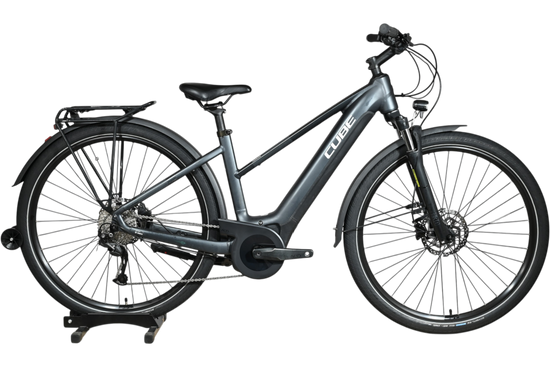 Vélo électrique Cube Touring Hybrid ONE 500 gris de Loop Sports avec cadre ouvert, porte-bagages et garde-boue