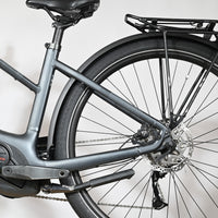 Gros plan sur la roue arrière et le moteur Bosch d'un vélo électrique Loop Sports Cube Touring Hybrid ONE 500 gris