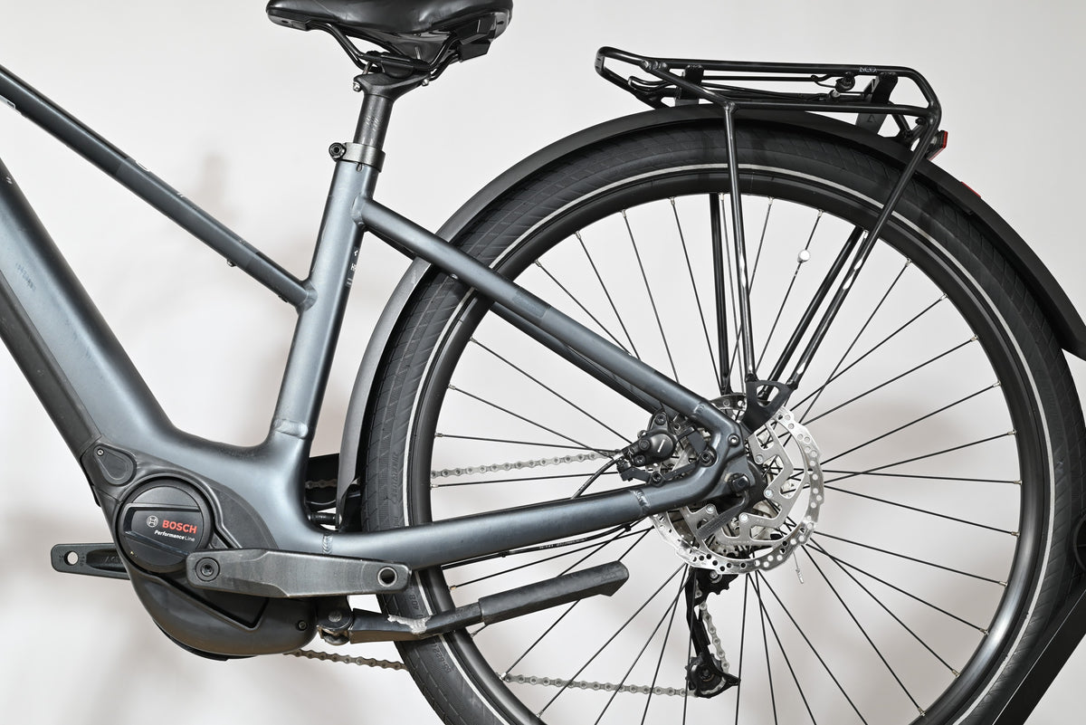 Gros plan sur la roue arrière et le moteur Bosch d'un vélo électrique Loop Sports Cube Touring Hybrid ONE 500 gris