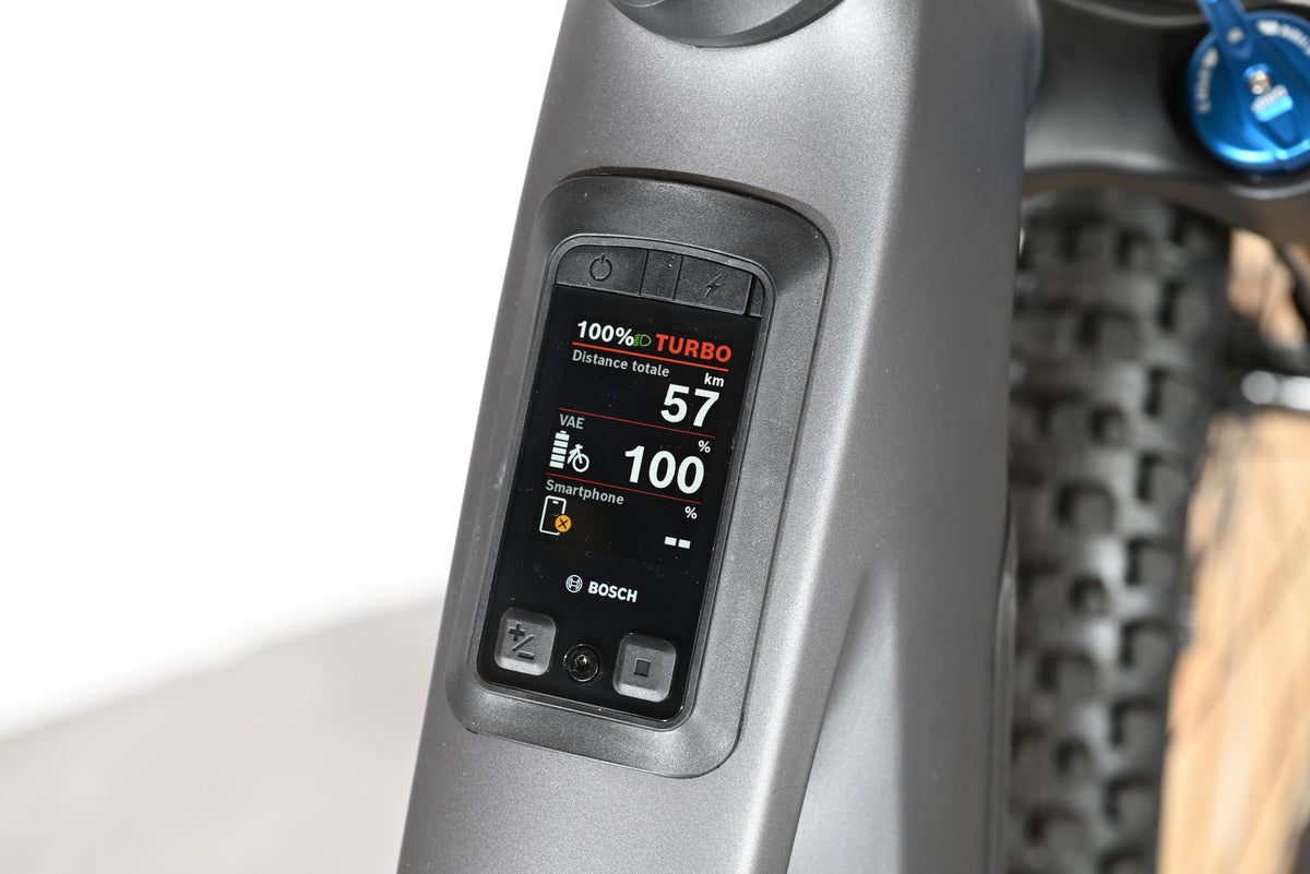 Écran de contrôle Bosch Kiox intégré sur le cadre gris du vélo électrique Cube Stereo Hybrid Loop Sports