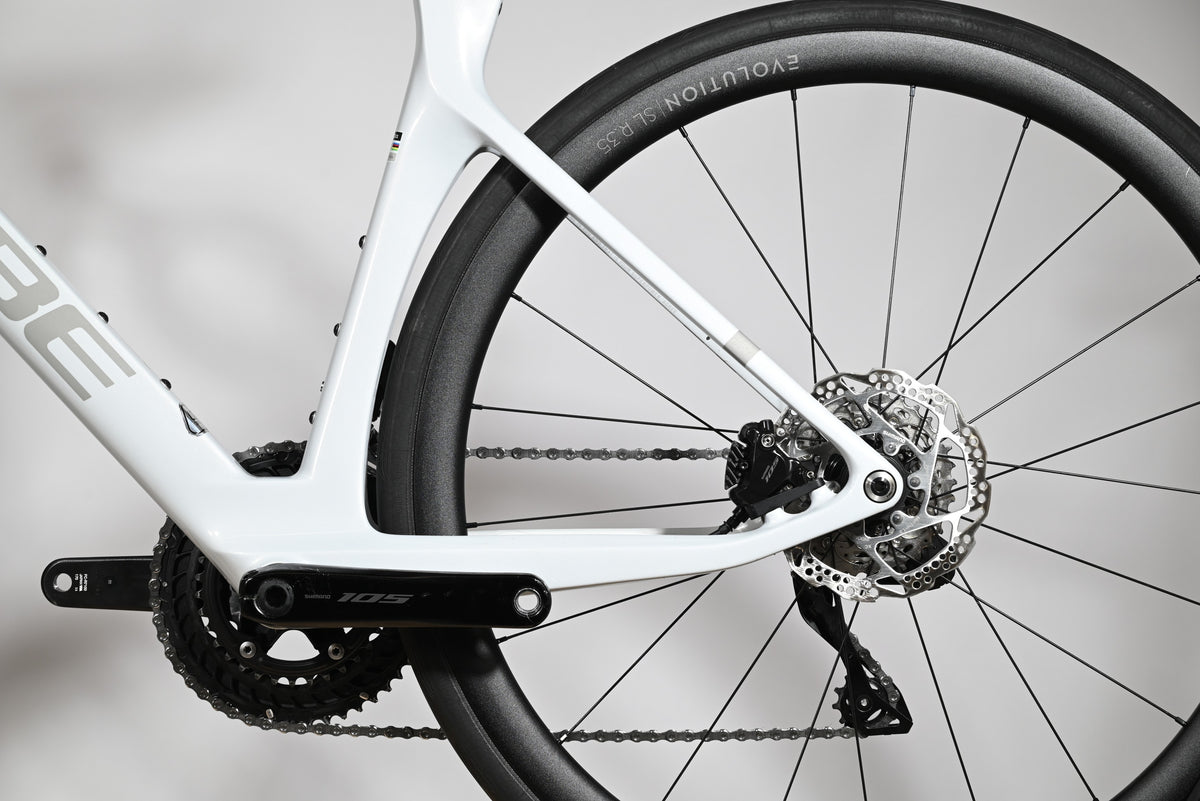 Gros plan sur le cadre blanc en carbone et la roue arrière du vélo de route Cube Agree C:62 One de Loop Sports