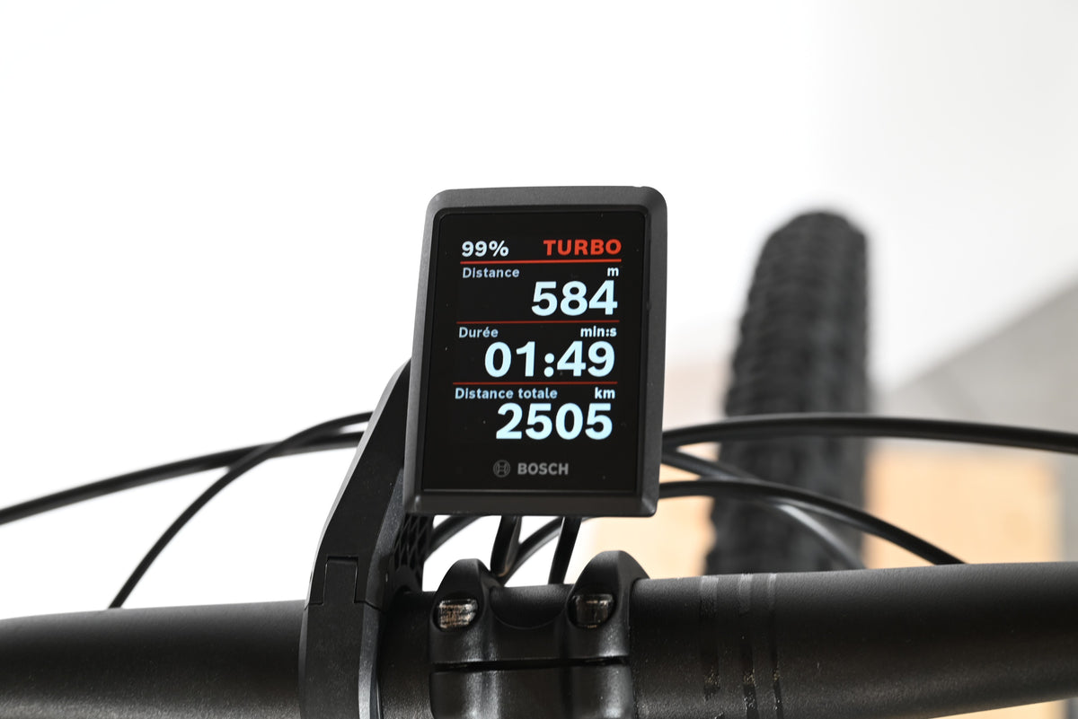 Écran de vélo électrique Bosch Kiox sur un KTM Macina Team de Loop Sports affichant 2505 km au total