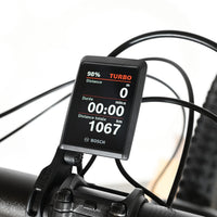 Écran de contrôle Bosch Kiox 300 sur le guidon d'un vélo électrique Cube Stereo Hybrid chez Loop Sports
