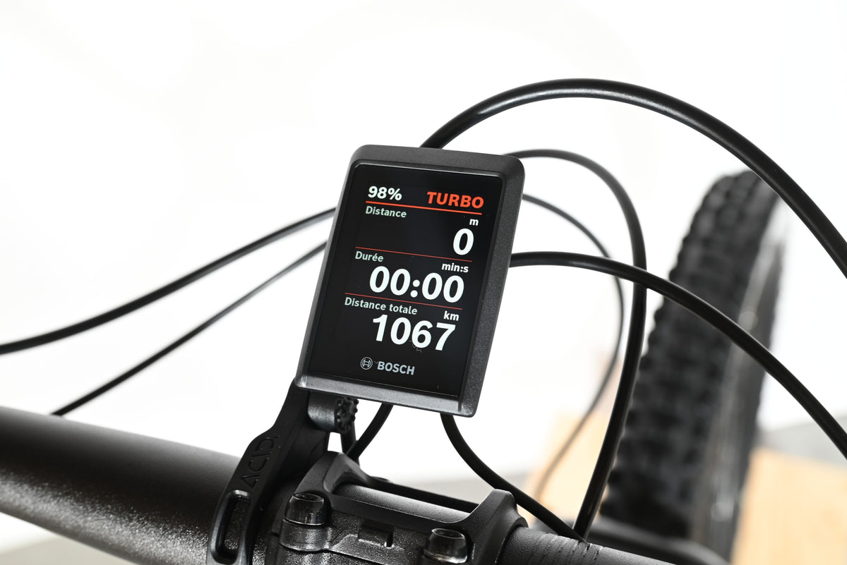 Écran de contrôle Bosch Kiox 300 sur le guidon d'un vélo électrique Cube Stereo Hybrid chez Loop Sports