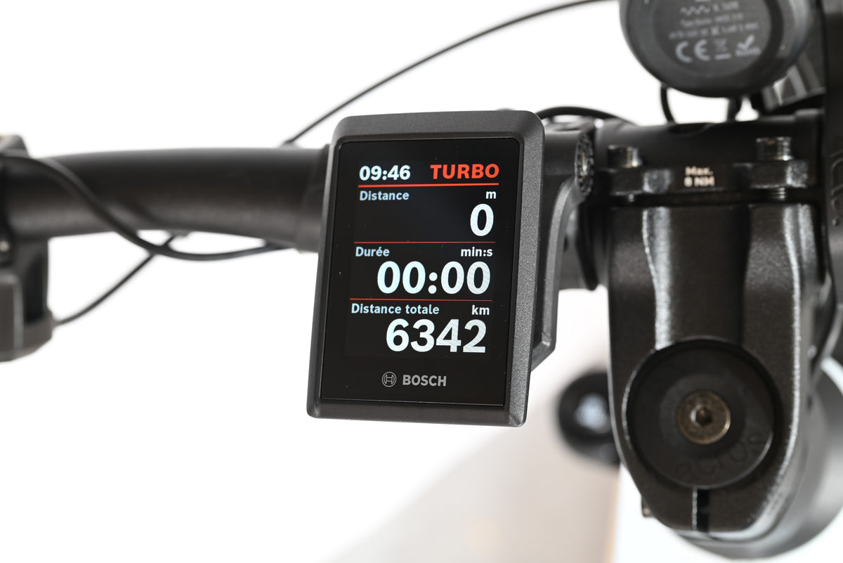 Écran de contrôle Bosch Kiox sur le guidon du vélo électrique Cube Stereo Hybrid 140 HPC Pro 750 de Loop Sports