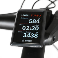 Écran couleur Bosch Kiox 300 monté sur le guidon d'un vélo électrique Loop Sports affichant les données de trajet