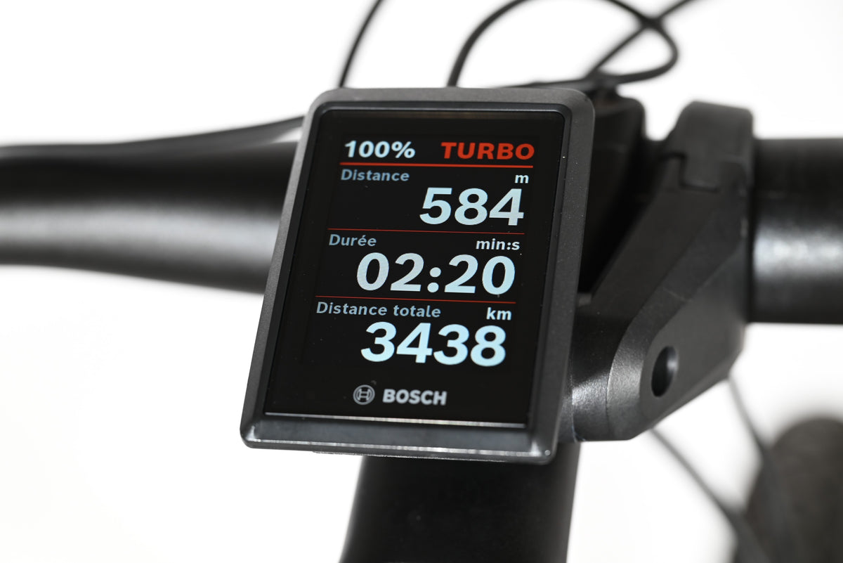 Écran couleur Bosch Kiox 300 monté sur le guidon d'un vélo électrique Loop Sports affichant les données de trajet