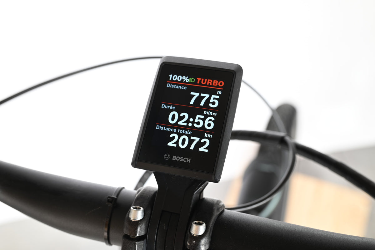 Écran de contrôle Bosch Kiox sur le guidon du vélo électrique Loop Sports Pegasus Premio Evo 11 40 Years