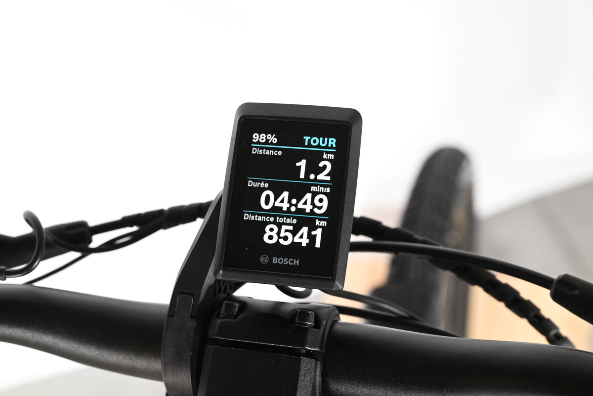 Écran Bosch Kiox 300 affichant les données de trajet sur un vélo électrique Loop Sports KTM Macina Style 720