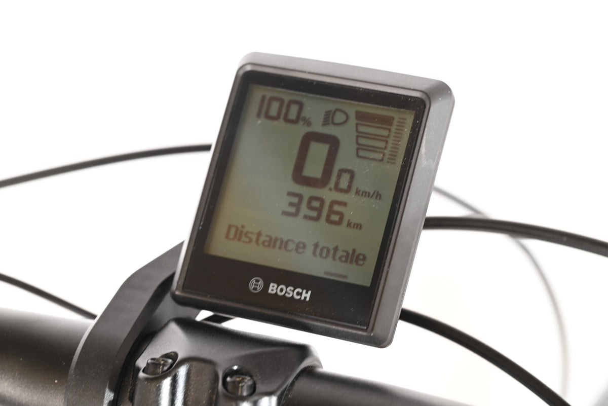 Écran de contrôle Bosch sur vélo cargo électrique Loop Sports Yuba Spicy Curry affichant 396 km de distance totale
