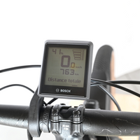 Écran de contrôle Bosch sur le guidon noir du vélo électrique Cube Nuride Hybrid Pro 750 de Loop Sports