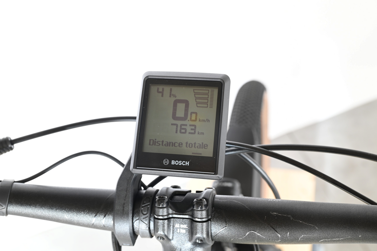 Écran de contrôle Bosch sur le guidon noir du vélo électrique Cube Nuride Hybrid Pro 750 de Loop Sports