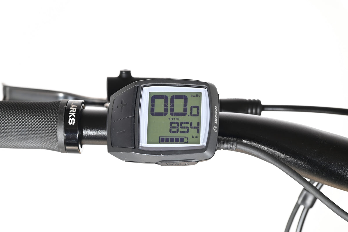 Écran de contrôle Bosch noir monté sur le guidon du vélo électrique Loop Sports Scott Sub Active 20