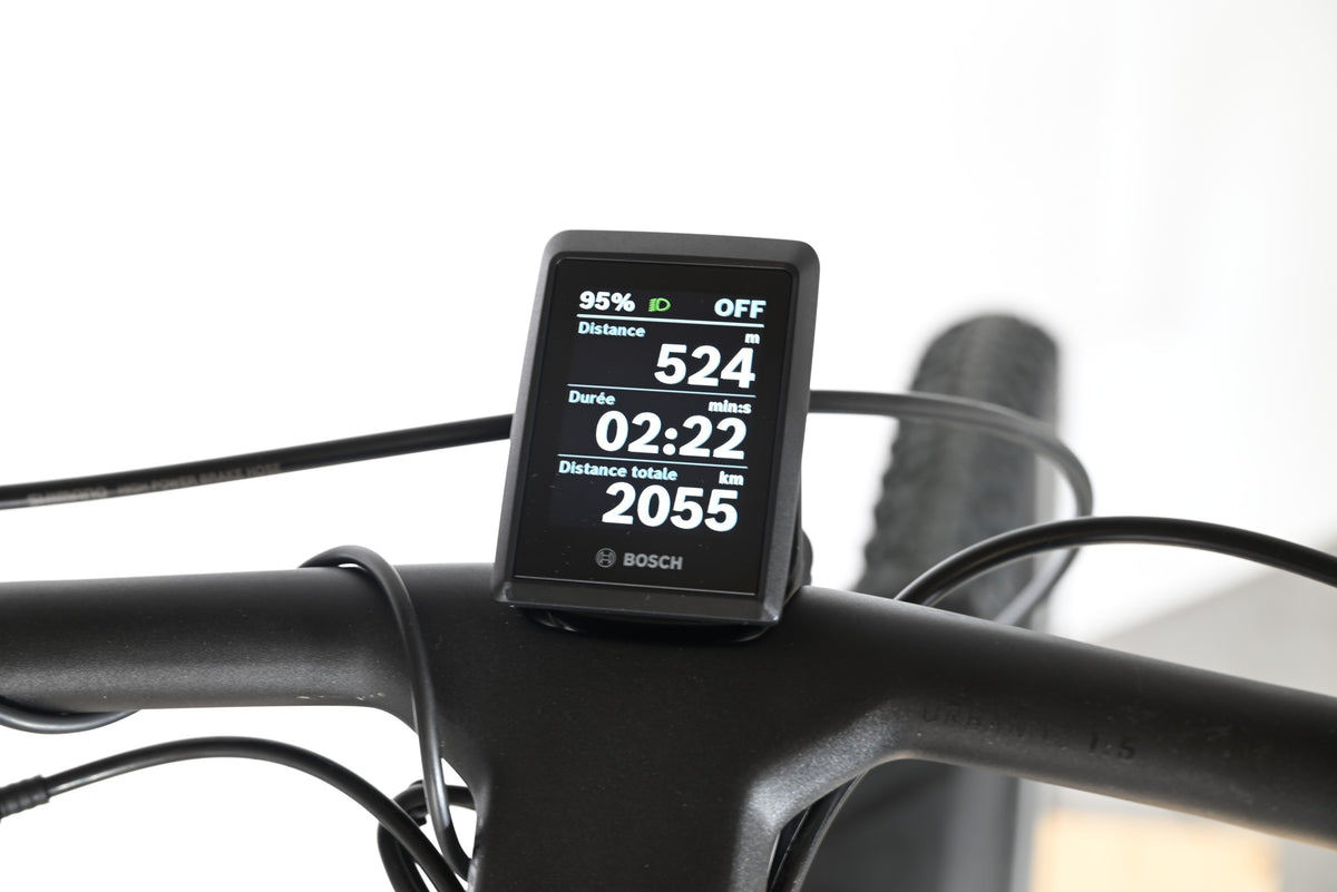 Écran de contrôle Bosch sur le guidon du vélo électrique Loop Sports Scott Axis 10 affichant 2055 km au compteur