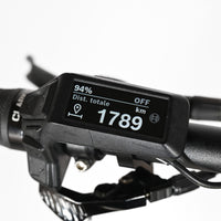 Écran de contrôle Bosch noir monté sur le guidon d'un vélo électrique Loop Sports affichant 1789 km