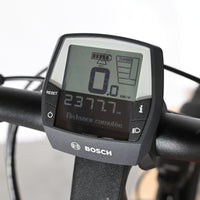Écran de contrôle Bosch noir pour vélo électrique Victoria E-Trekking 8.8 chez Loop Sports affichant le kilométrage