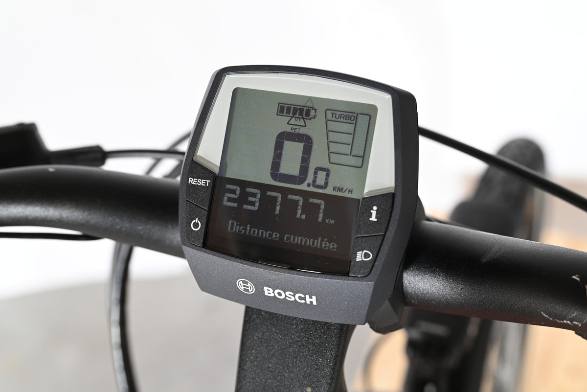 Écran de contrôle Bosch noir pour vélo électrique Victoria E-Trekking 8.8 chez Loop Sports affichant le kilométrage