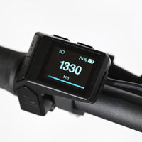 Écran de contrôle Loop Sports pour vélo électrique Giant Fathom E+1 affichant 1330 km et 74% de batterie