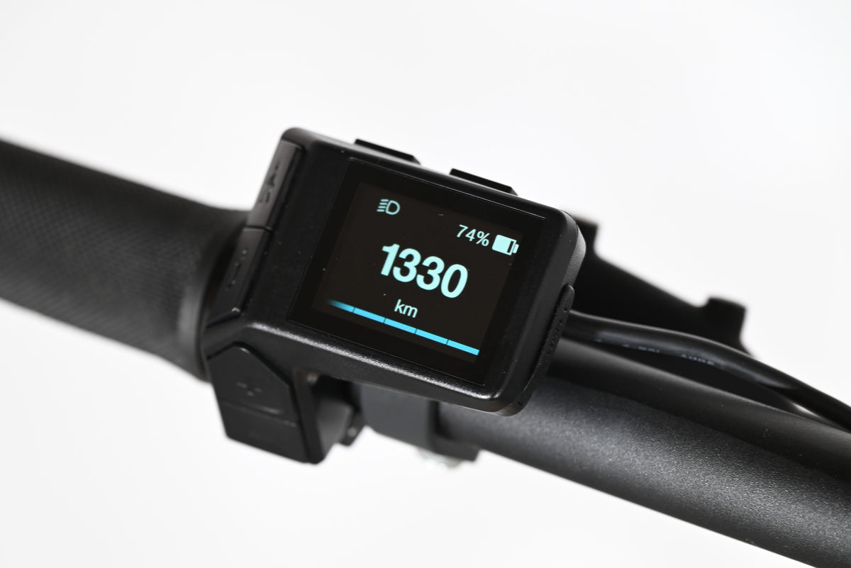 Écran de contrôle Loop Sports pour vélo électrique Giant Fathom E+1 affichant 1330 km et 74% de batterie