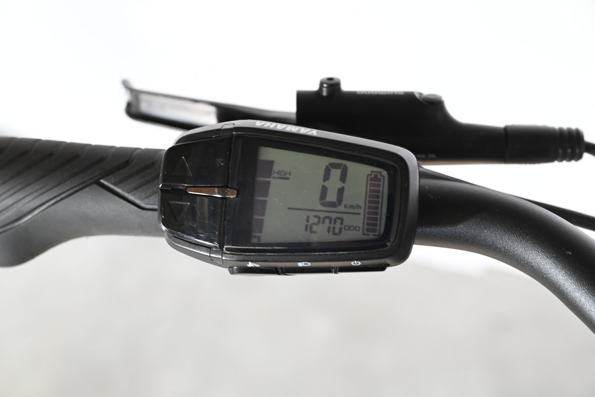 Écran de contrôle Yamaha pour vélo électrique Raymon Tourray E 5.0 de Loop Sports affichant 1270 km au compteur