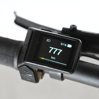 Écran de contrôle numérique noir Loop Sports monté sur le guidon du vélo électrique Giant Liv Vall E+2