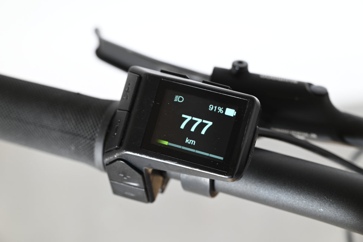 Écran de contrôle numérique noir Loop Sports monté sur le guidon du vélo électrique Giant Liv Vall E+2