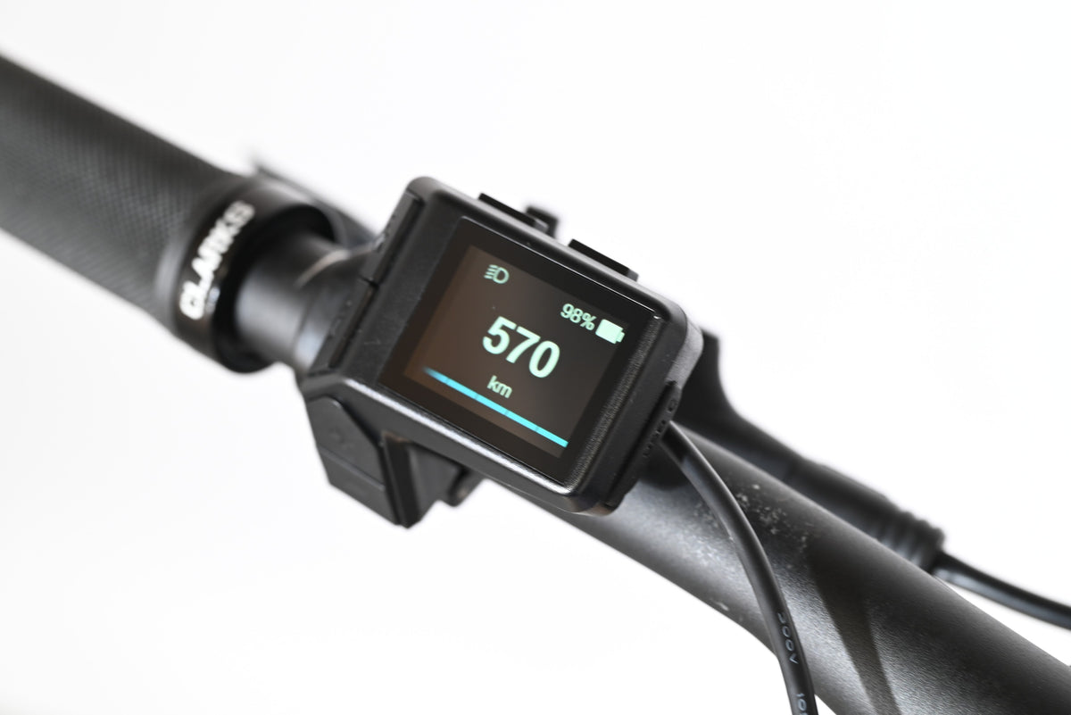 Écran de contrôle Loop Sports pour vélo électrique Giant Liv Vall E+2 affichant 570 km et 98% de batterie