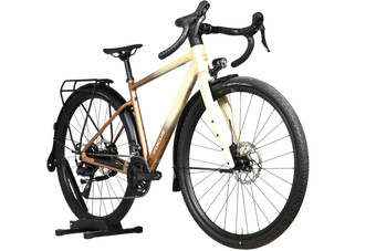 Vélo gravel Loop Sports Focus Atlas 6.8 EQP 2026 taille S avec cadre dégradé crème et bronze et porte-bagages