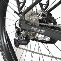 Transmission arrière et dérailleur Shimano Deore sur vélo électrique Loop Sports Focus Aventura 6.7
