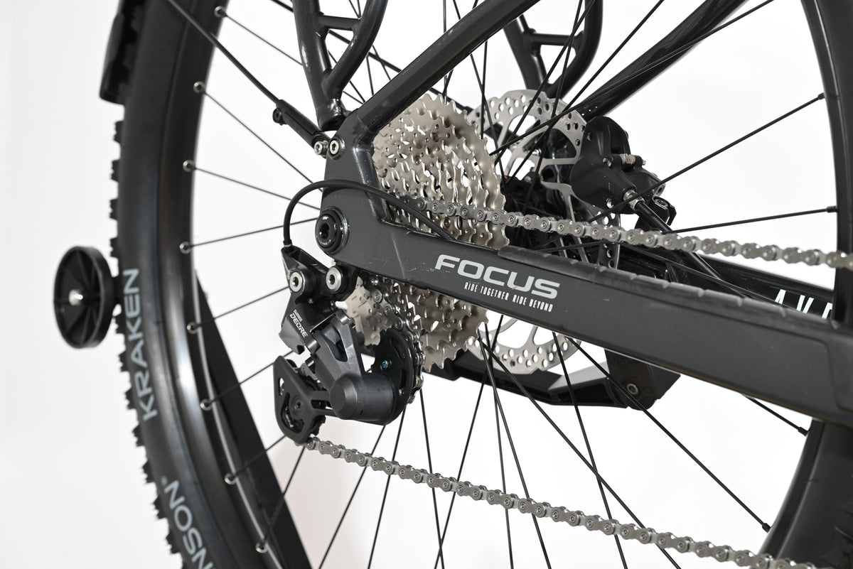 Transmission arrière et dérailleur Shimano Deore sur vélo électrique Loop Sports Focus Aventura 6.7