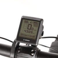 Écran de contrôle Bosch sur le guidon du vélo électrique Loop Sports Focus Aventura 6.7 affichant 4326 km